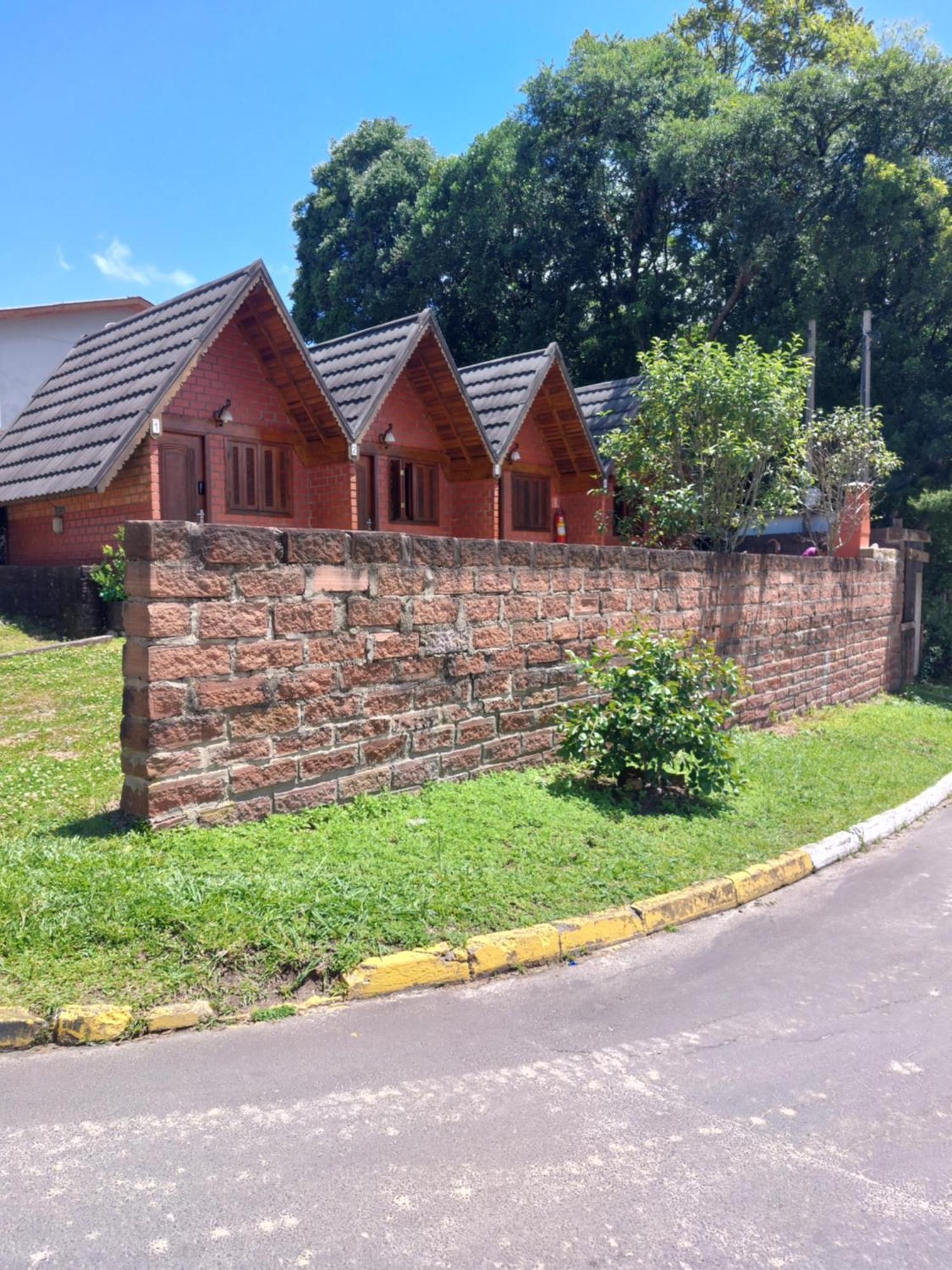 Pequena Pousada Pernottare Estacionamento Frente E Lado Publico Privado 格拉玛多 外观 照片