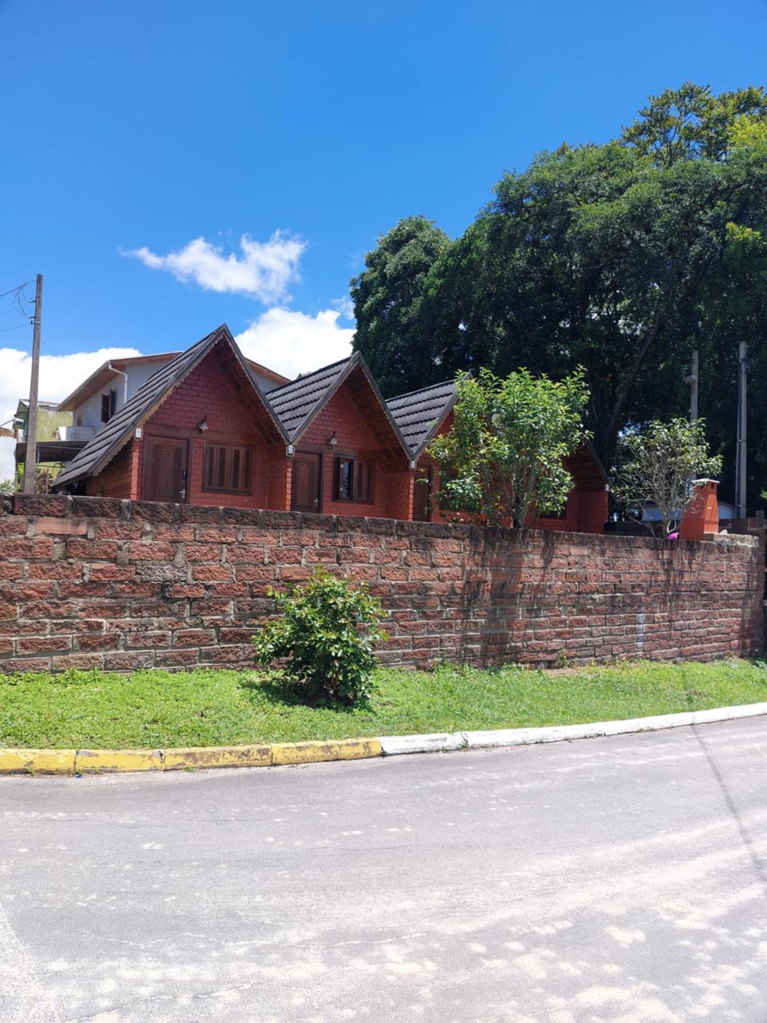 Pequena Pousada Pernottare Estacionamento Frente E Lado Publico Privado 格拉玛多 外观 照片